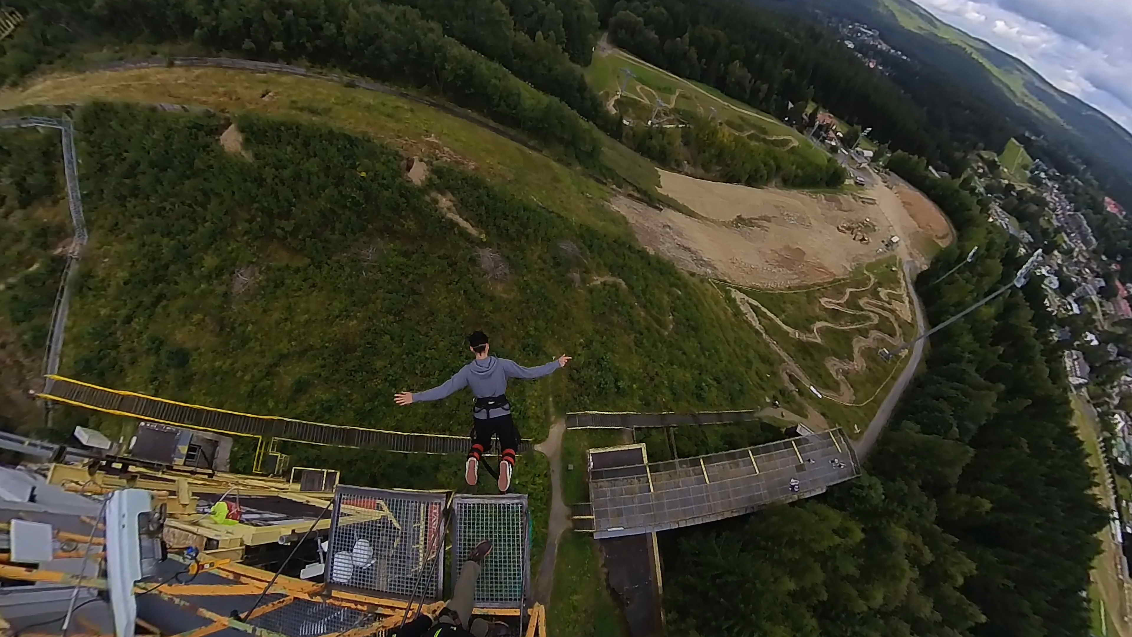 Adrenalinový seskok bungy jump v Harrachově – jediný celoroční bungee jumping v České republice.