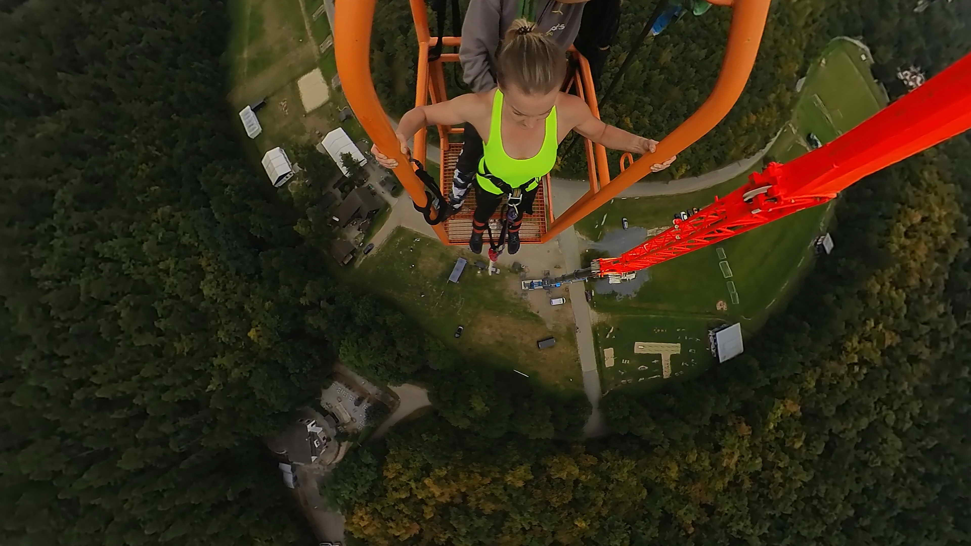 Nejvyšší bungee jumping z jeřábu v ČR – seskok ze 110 metrů v Praze, Brně, Ostravě a Plzni pod vedením Jiřího Stolína.